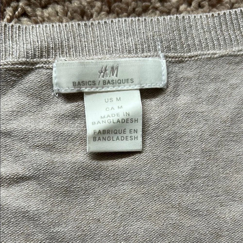 H&M Cream V-Neck Sweater Classic Knit - Picture 2 of 4